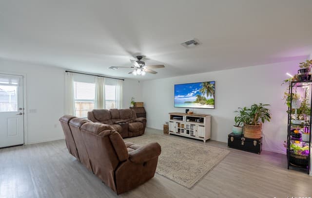 4-bedroom rental at 13255 Faxon Pass in San Antonio, TX — photo 4