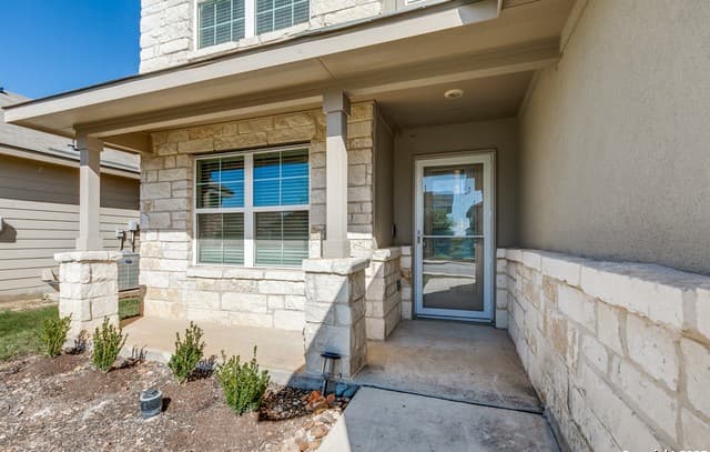 5-bedroom rental at 4843 Closed Grip in San Antonio, TX — photo 3