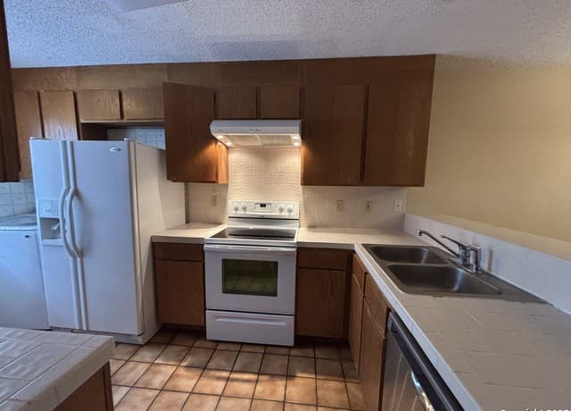 2-bedroom rental at 11815 Vance Jackson Unit 1602 in San Antonio, TX — photo 2