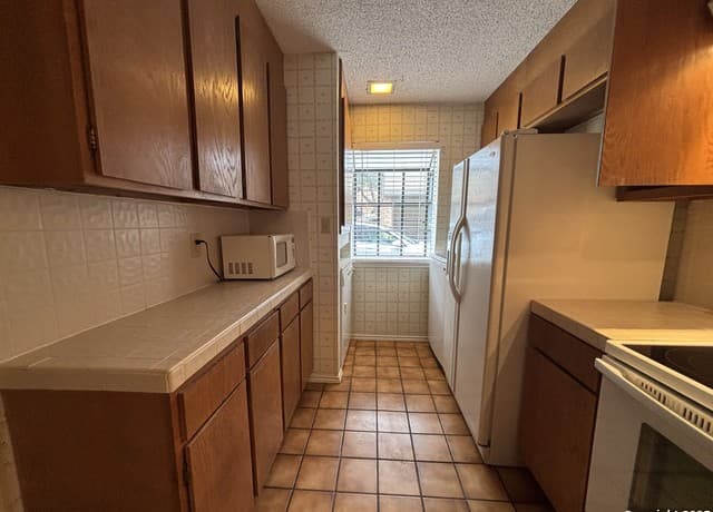2-bedroom rental at 11815 Vance Jackson Unit 1602 in San Antonio, TX — photo 3