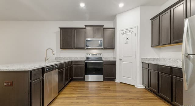 5-bedroom rental at 15102 Jetfire Point in San Antonio, TX — photo 4