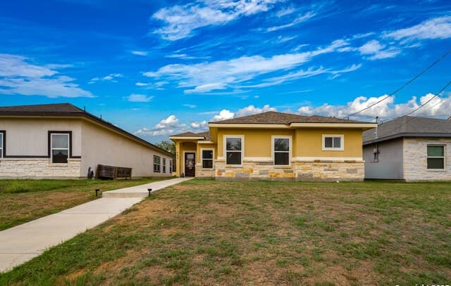 3-bedroom rental at 760 Crestview in Floresville, TX — photo 5