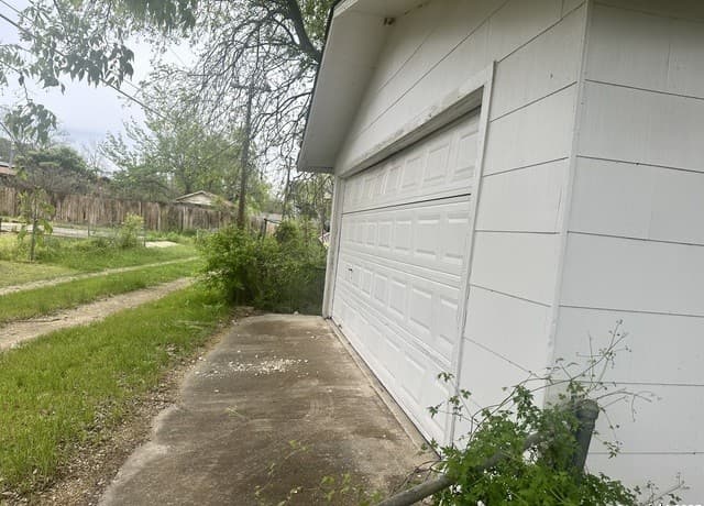 2-bedroom rental at 311 Kenmar in San Antonio, TX — photo 4