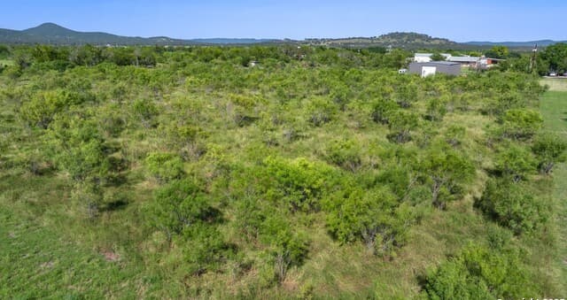 rental at 299 River View Drive in Utopia, TX — photo 2