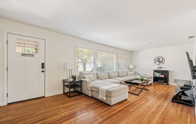 4-bedroom rental at 122 Brees in San Antonio, TX — photo 5