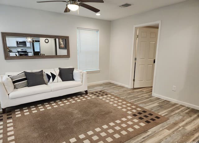 3-bedroom rental at 1138 Santa Anna in San Antonio, TX — photo 5