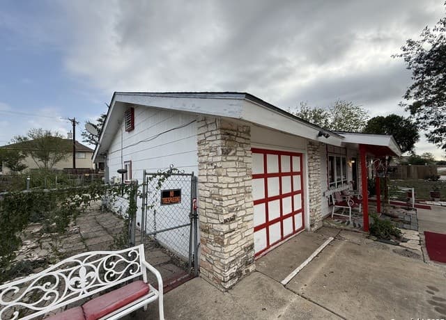 3-bedroom rental at 6918 Sun Valley Dr in San Antonio, TX — photo 5