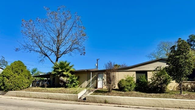 3-bedroom rental at 391 Quentin in San Antonio, TX — photo 3