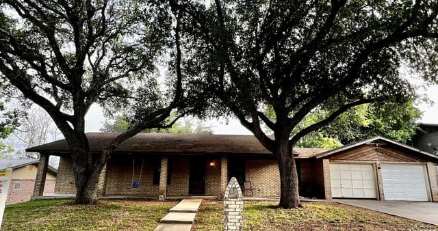 5-bedroom rental at 700 Mariposa Lane in Kenedy, TX — photo 1
