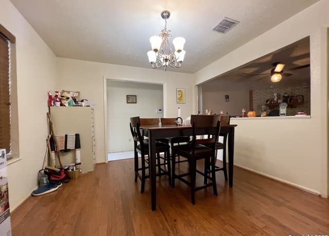 5-bedroom rental at 700 Mariposa Lane in Kenedy, TX — photo 5