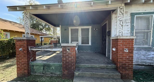 3-bedroom rental at 906 Canton in San Antonio, TX — photo 1