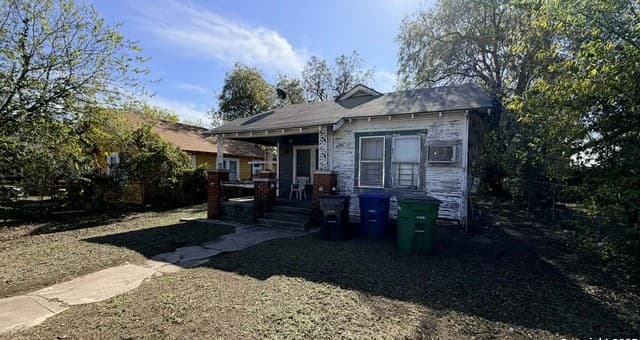 3-bedroom rental at 906 Canton in San Antonio, TX — photo 2