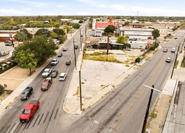 rental at 1501 S Flores St in San Antonio, TX — photo 1