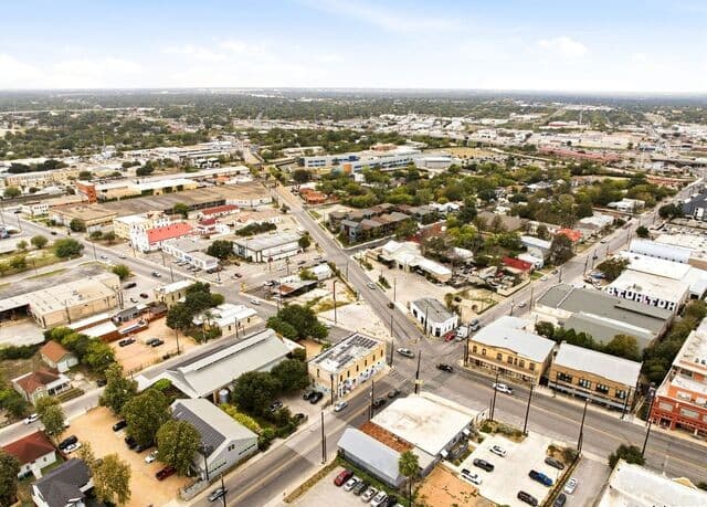 rental at 1501 S Flores St in San Antonio, TX — photo 4