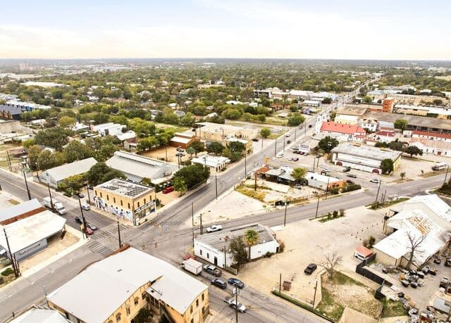 rental at 1501 S Flores St in San Antonio, TX — photo 5