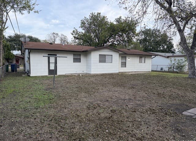 3-bedroom rental at 7110 Hickory Grove in San Antonio, TX — photo 2