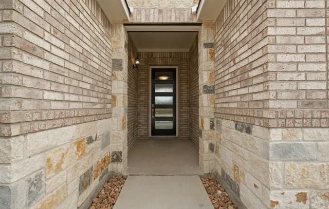 4-bedroom rental at 9522 Luke Path in San Antonio, TX — photo 5