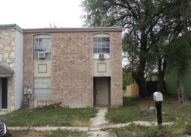 3-bedroom rental at 1212 Churing in San Antonio, TX — photo 1