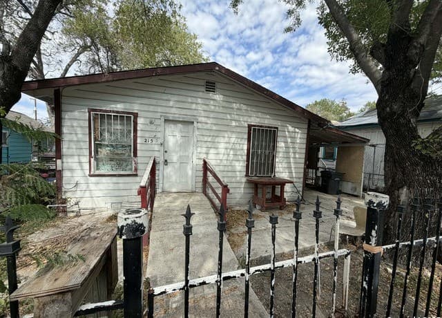 2-bedroom rental at 215 Monclova in San Antonio, TX — photo 1
