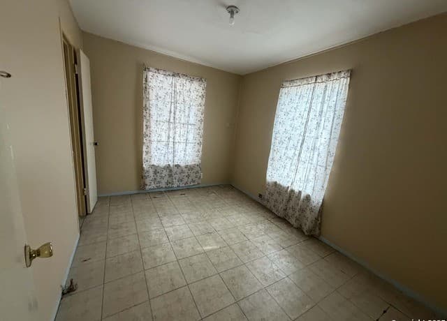 2-bedroom rental at 215 Monclova in San Antonio, TX — photo 5