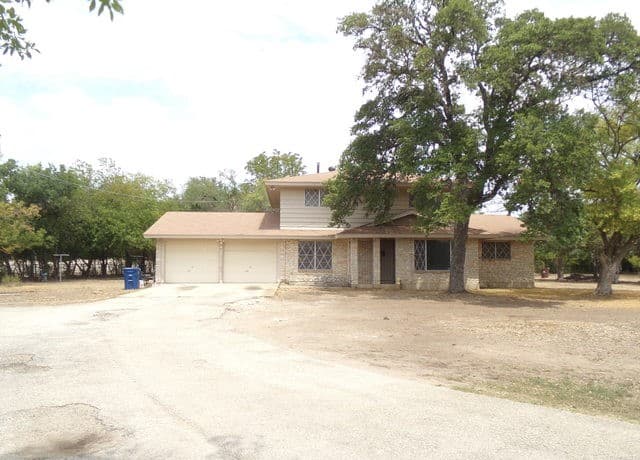 5-bedroom rental at 5975 Babcock in San Antonio, TX — photo 1