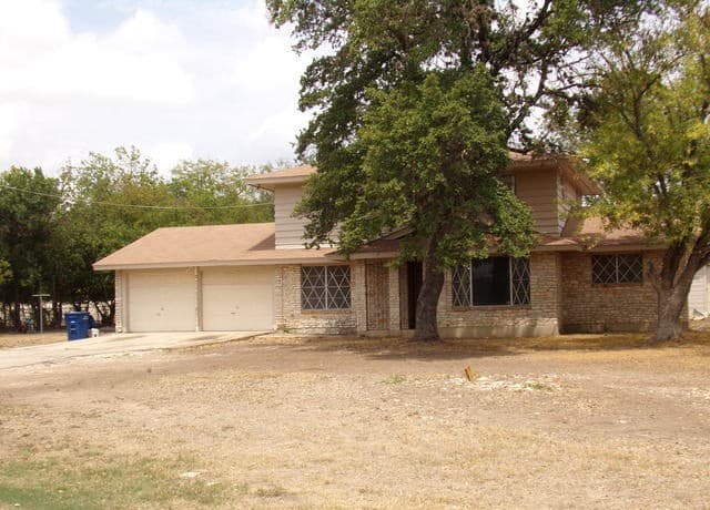 5-bedroom rental at 5975 Babcock in San Antonio, TX — photo 2