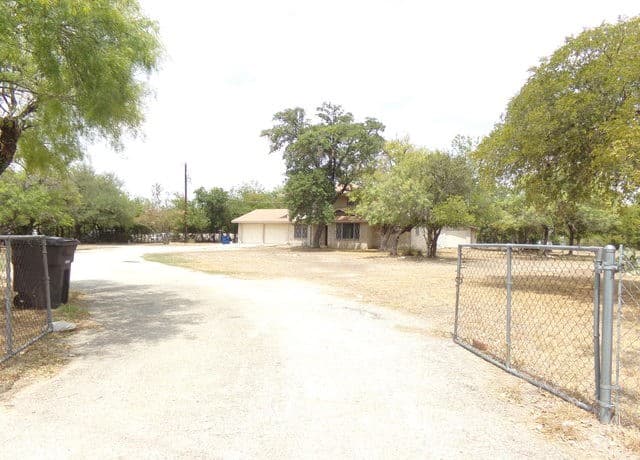 5-bedroom rental at 5975 Babcock in San Antonio, TX — photo 4