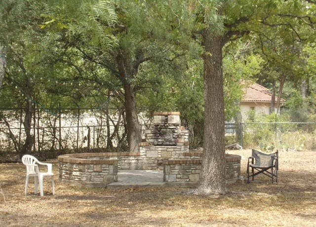 5-bedroom rental at 5975 Babcock in San Antonio, TX — photo 5