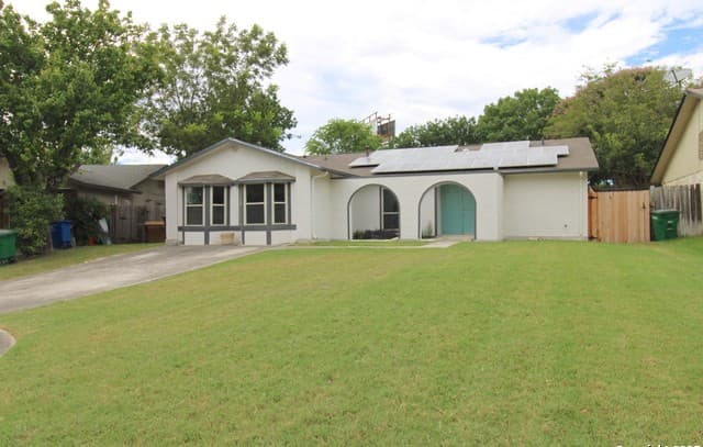 3-bedroom rental at 3807 Briarhaven in San Antonio, TX — photo 2