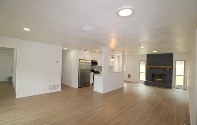 3-bedroom rental at 3807 Briarhaven in San Antonio, TX — photo 3