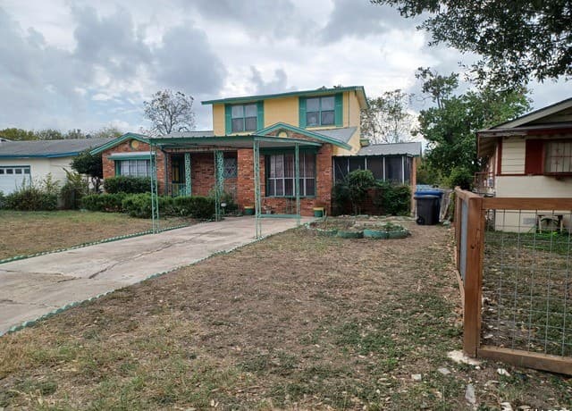 4-bedroom rental at 6542 W Commerce in San Antonio, TX — photo 2