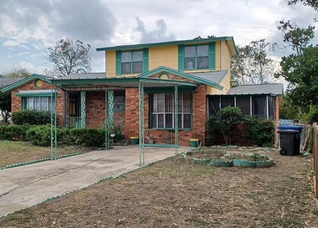 4-bedroom rental at 6542 W Commerce in San Antonio, TX — photo 3