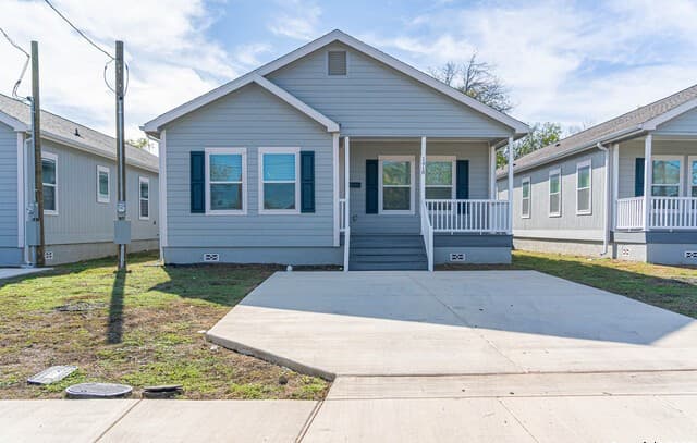 4-bedroom rental at 1418 Burleson in San Antonio, TX — photo 1