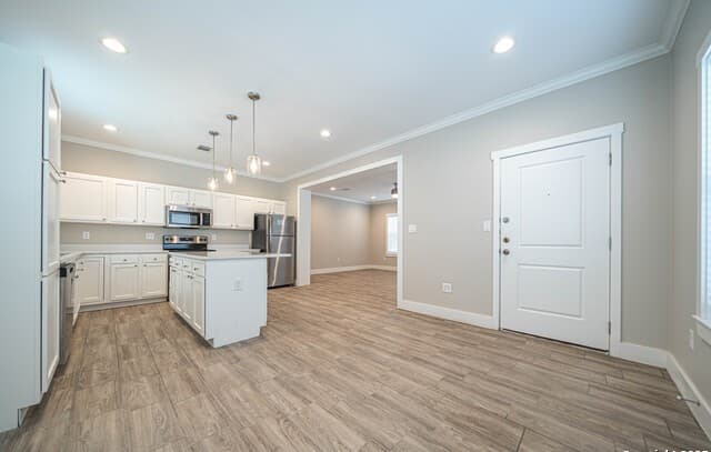 4-bedroom rental at 1418 Burleson in San Antonio, TX — photo 5