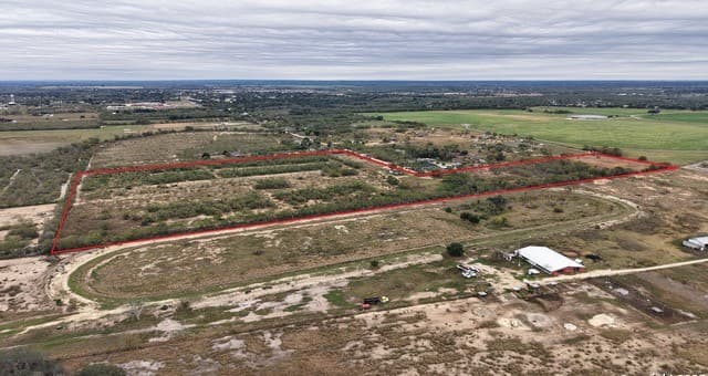 rental at 000 W County Road 681 in Lytle, TX — photo 1
