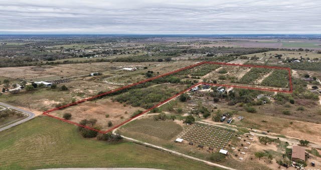 rental at 000 W County Road 681 in Lytle, TX — photo 5