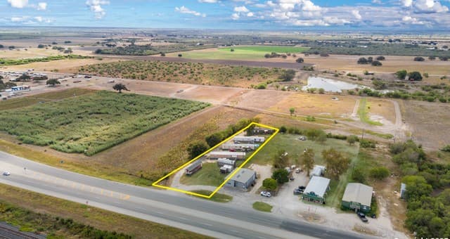 rental at 701 Hwy 90 in Hondo, TX — photo 1