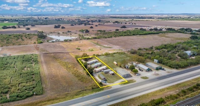 rental at 701 Hwy 90 in Hondo, TX — photo 2