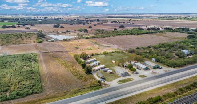 rental at 701 Hwy 90 in Hondo, TX — photo 3
