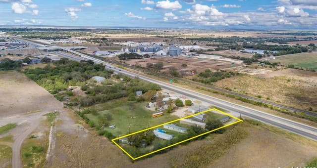 rental at 701 Hwy 90 in Hondo, TX — photo 5