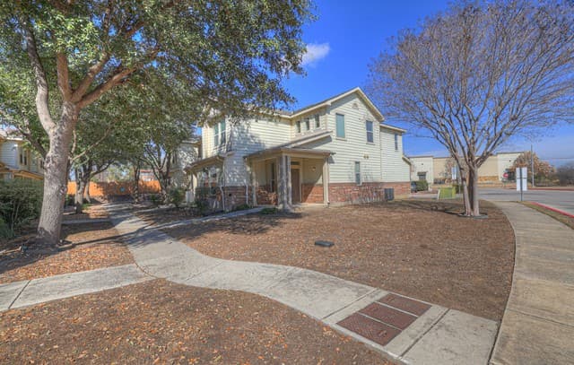 3-bedroom rental at 13512 Bristow Dawn in San Antonio, TX — photo 2