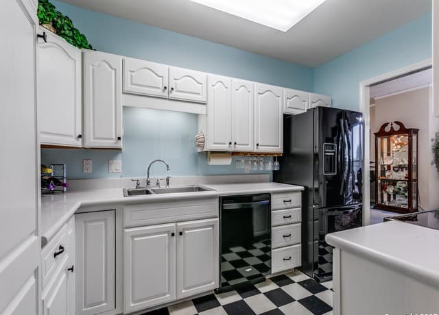 2-bedroom rental at 1 Towers Park Ln Unit 412 in San Antonio, TX — photo 5