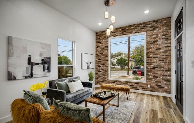 3-bedroom rental at 520 W Mistletoe in San Antonio, TX — photo 2