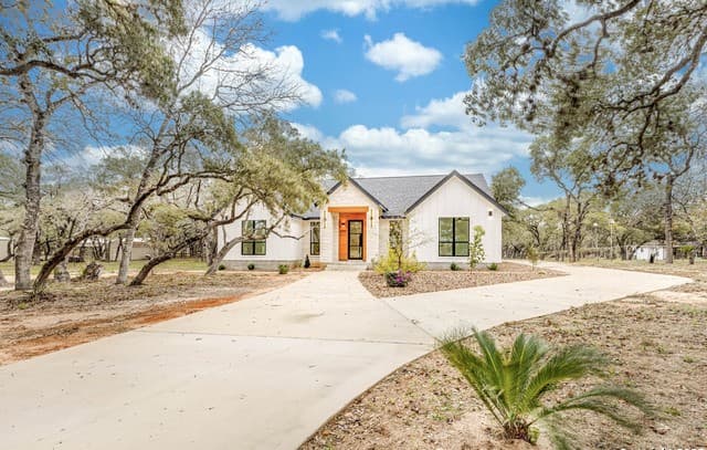 4-bedroom rental at 864 Paddy Rd in Floresville, TX — photo 1