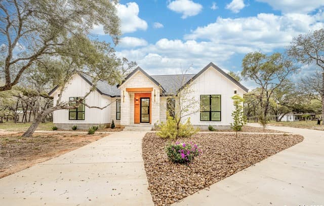 4-bedroom rental at 864 Paddy Rd in Floresville, TX — photo 2