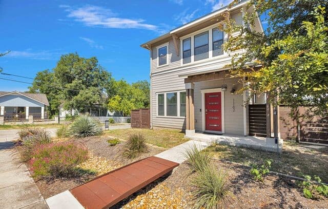 2-bedroom rental at 1162 N Olive St in San Antonio, TX — photo 1