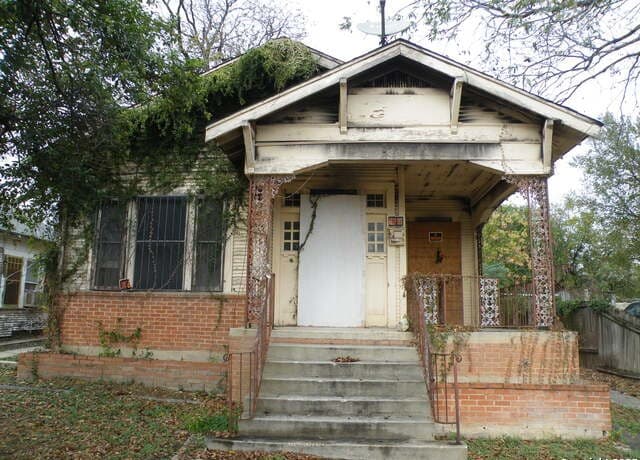 2-bedroom rental at 1221 Crockett in San Antonio, TX — photo 1