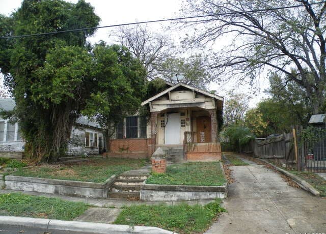 2-bedroom rental at 1221 Crockett in San Antonio, TX — photo 2