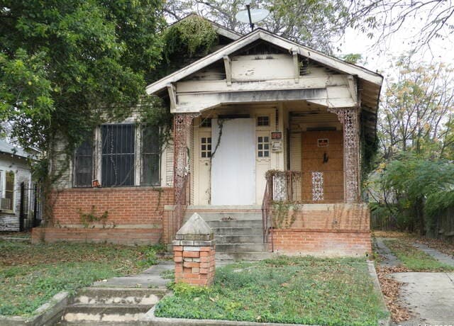 2-bedroom rental at 1221 Crockett in San Antonio, TX — photo 3