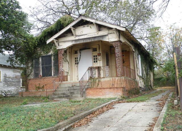 2-bedroom rental at 1221 Crockett in San Antonio, TX — photo 4